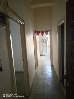 شقة صغيره  فارغه للايحار وسط البلد