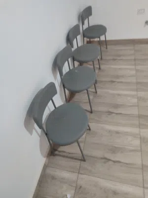 أربع كراسي حديد مستعملة للبيع