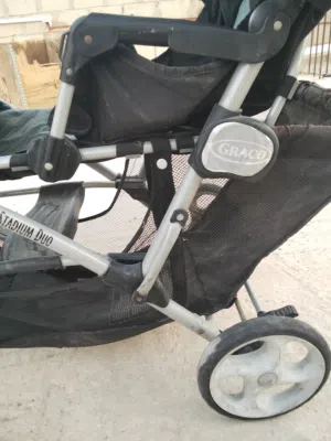 عرباية أطفال حجمها كبير توأمين