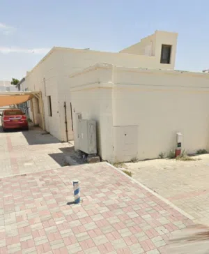 للبيع منزل في الخوض الشعبية قريب من شارع مزون و لها مول ومركز العامري
