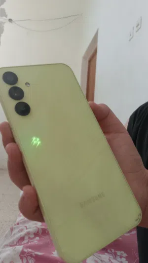 سامسونوج جالاكسيSamsung Galaxy A15 لون أصفر – 128GB  جهاز أنيق وفخم بحالة ممتازة جدًا، استعمال خفيف