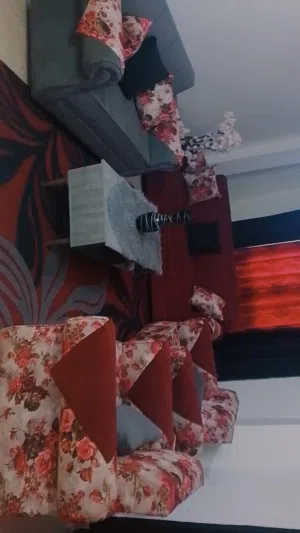 غرفه ضيوف كامله للبيع بسعر ممتاز طقم كنب وكاله وطاوله وسط وكاله شبه جداد مع برداي وسجاده فقط150 رقم