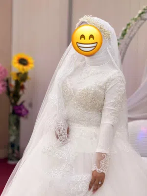 فستان ابيض استخدام مره واحده فقط مع الجيبونه والطرحة والتاج التواصل ع الواتس