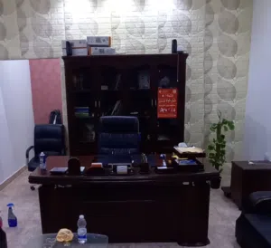 اثاث مكتب كامل ، طاولة كبير بقجرات ، مكتبة اربعة ابواب مرش وخشب ، 3 مقاعد مكتب جلد ، صالون جلد 3 قطع