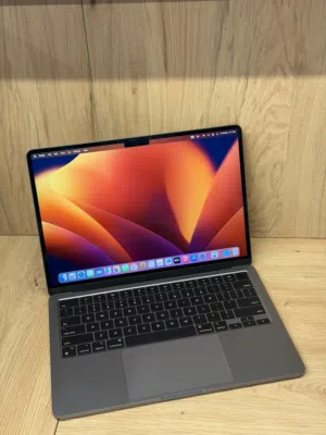 MacBook Air 2024. M3-Chip. 256 SSD. 8 RAM. 13.6-inch