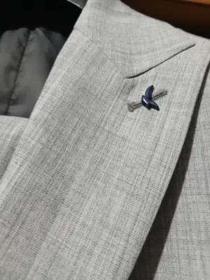بدلة رمادي فاتح Tie house مقاس 50 slim fit تلبس حتي وزن 75 كيلو