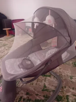 أرجوحة، وطاولة جانبية مزودة بالكهرباء ومنفذ USB