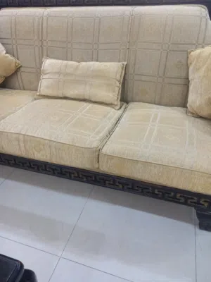 طقم كنب خشب زان تفصيل ثقيل وطاولة وسط و2 جانبية  للبيع