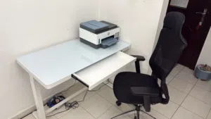 Italian office chair, adjustable electronic table and HP printer + scanner