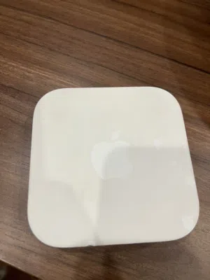 جهاز راوتر وموزع شبكة لاسلكي (Wi-Fi Base Station) من شركة أبل،