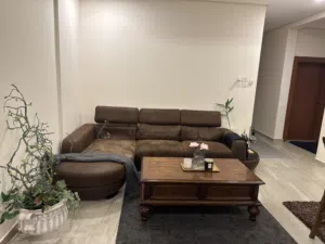 كنب كورنر ضخم امريكي زان شبه جديد نظيف جدا مع طاوله خشب زان ثقيله