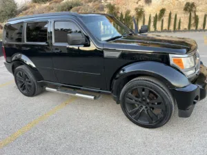 للبيع Dodge Nitro 2007 لون أسود ملكي جنط SRT مميز ويعطي السيارة شكل رياضي وجذاب