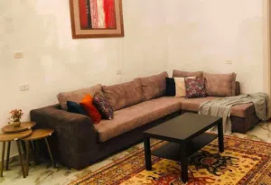 مدخل وصالون حرف L ويوفى وطاولة اكل اثاث شبة جديد سعر مناسب