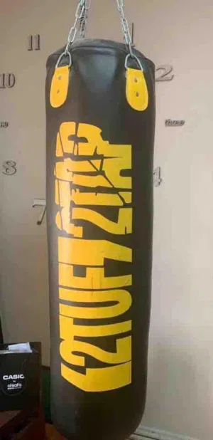 كيس ملاكمة 2TUF2TAP  اصلي مستعمل بحالة ممتازة للبيع مع القلفز (مقاس 12)