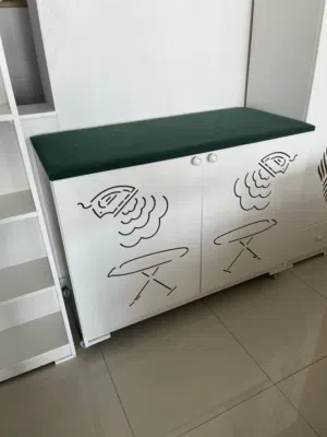 طاوله مكوى باللون الابيض