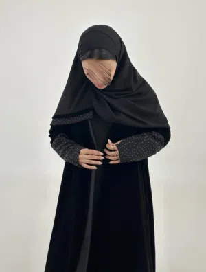 عبايه مخمل اسود مع ستراس (كريستال) جديده