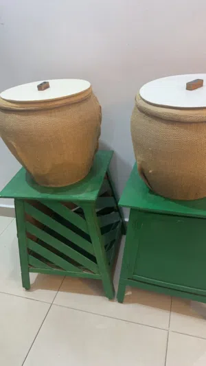 للبيع حب مع طاولته