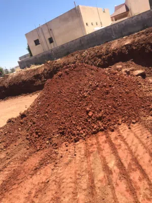 متعهد بناء وتراب احمر 