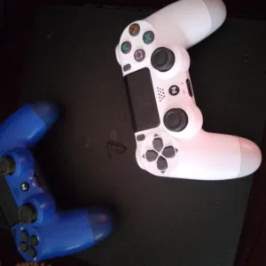 يوجد بلايستيشن 4للبيع