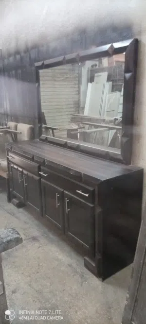 تسريحة دينسوار مع مرئاة تواليت خشب