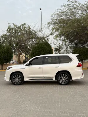 لكزس LX570 2018 ممشى بسيط جدا 120 الف للبيع فقط