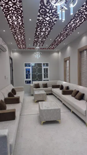 كنب جلوس شبه جديد بحاله ممتازه مكون من 5 كنبات وحده منهم كورنر بحجم جيد و طاولتين خدميتين، ستائر