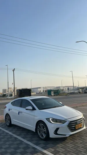 هايونداي صالون لانترا ابيض