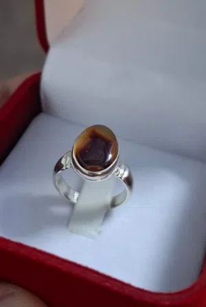 عقيق يمني طبيعي.