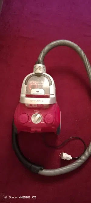 مكنسه كهربائيه فارة للبيع