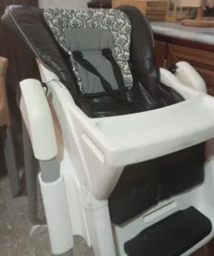 كرسي طعام للأطفال