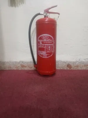 طفاية حريق 10kg DISCOVERY الإنكليزية ، 10لتر، وزنها 16kg ممتلئة ، 6kg فارغة ، ضغطها 30bar .