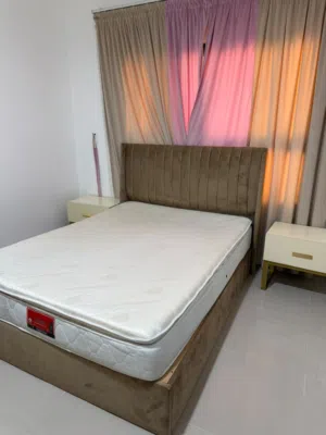 تخت مع فرشة وكومدينتين وستارة للبيع - Bedroom Set with Mattress - Good Condition