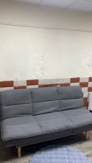 كنبه وفي نفس الوقت سرير ينفرد