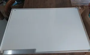 سبورة مغناطيس مقاس 60 × 90 متاح الكتابة علي الوجهين