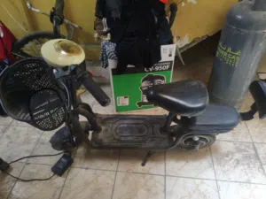 سكوتر مستعمل للبيع للجادين فقط في الوصف المشاكل  حط سعرك وشيل مشاكله بسيطه ماتكلف 10-15دينار مقعدتين