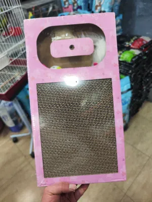 لعبه قطط بالاضافه الى خداشه بالاضافه الى طابات بالاضافه الى كاتنيب