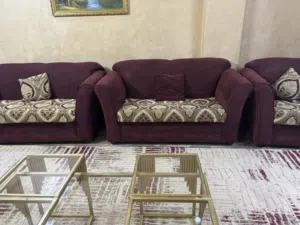 طقم كنب غرفة جلوس 9 مقاعد 2 مجوز و 2 مفرد و وحدة ثلاثية بحالة ممتازه لون عنابي وذهبي معرق مريح للبيع