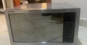 مايكرويف شارب مع خاصية الشوي بحالة ممتازة