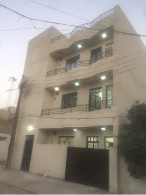 بيت طابق اول كامل نظيف ودرج ومعزول! مكون من غرفتين نوم  وصالة ومطبخ وحمام