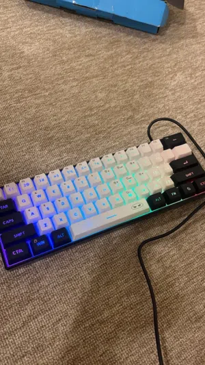 كيبورد rgb ابيض واسود جديد مو مستعمل نوعية السويتش membrane مو ميكانيكي