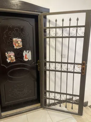 باب حديد خارجي ممتاز جدا للبيع بسبب تركيب باب أمان