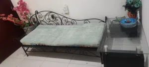 كرسي حديدية نظيفه