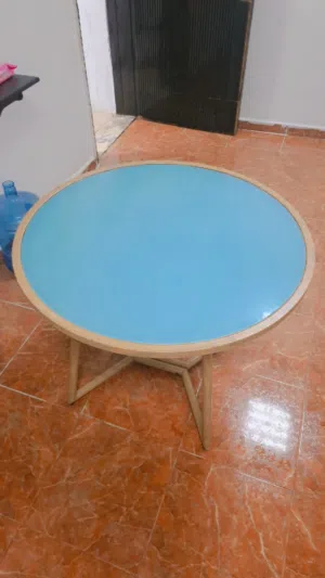 طاولة وعلاقة ملابس