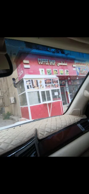 للبيع عِدّة مطعم متكاملة (ثلاجة كبيرة + معدات شاي وطبخ + شاورما) بحالة ممتازة