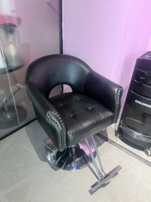 Salon furniture. أغراض الصالون