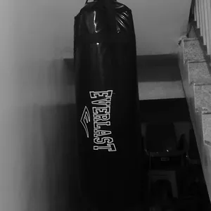 كيس ملاكمةمن Eeverlast جلد ألماني اصلي الطول100cm السعر21 دينار  مع عدة التركيب مجاني