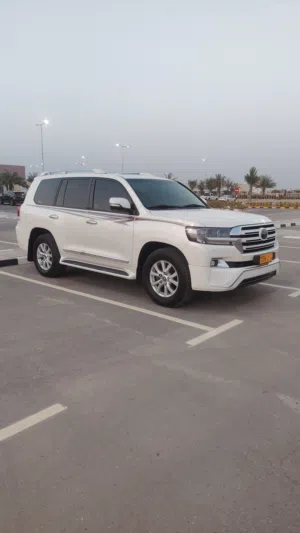لاندكروزر وايت أديشن