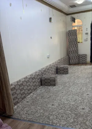 للبيع جلسه ارضيه 8 قطع مع ركايات 4 نضاف مع السجاده5/4 و الطاوله