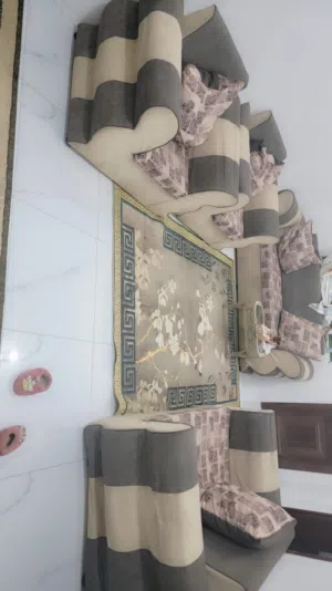 كنب نظيف جدا اشتروه ب180الف له فتره بسيطه البيع 75 اقل من القيمه