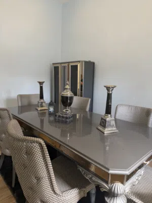 طاولة طعام وبوفيه
